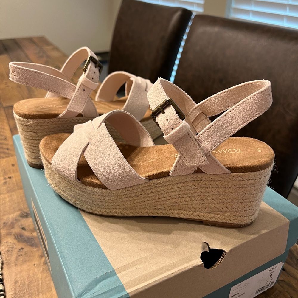 Tom’s size 5 Blush suede wedges